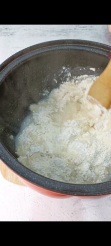 Mescoliamo acqua, farina e semola 