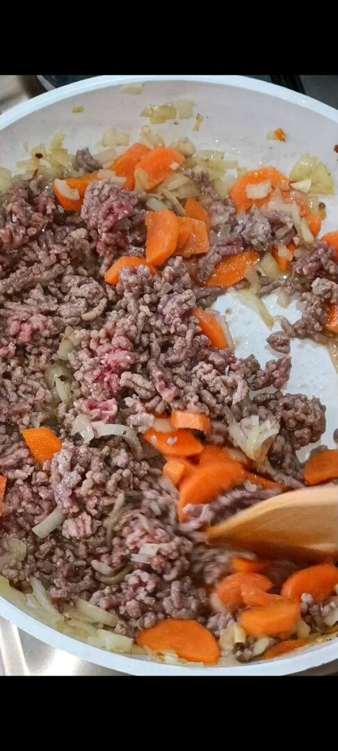 Aggiungiamo la carne macinata
