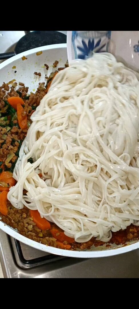 Cuociamo i noodles e li versiamo nella padella con il condimento