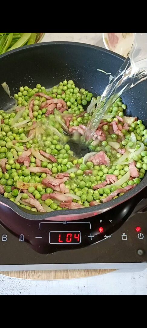 Aggiungete i piselli e acqua