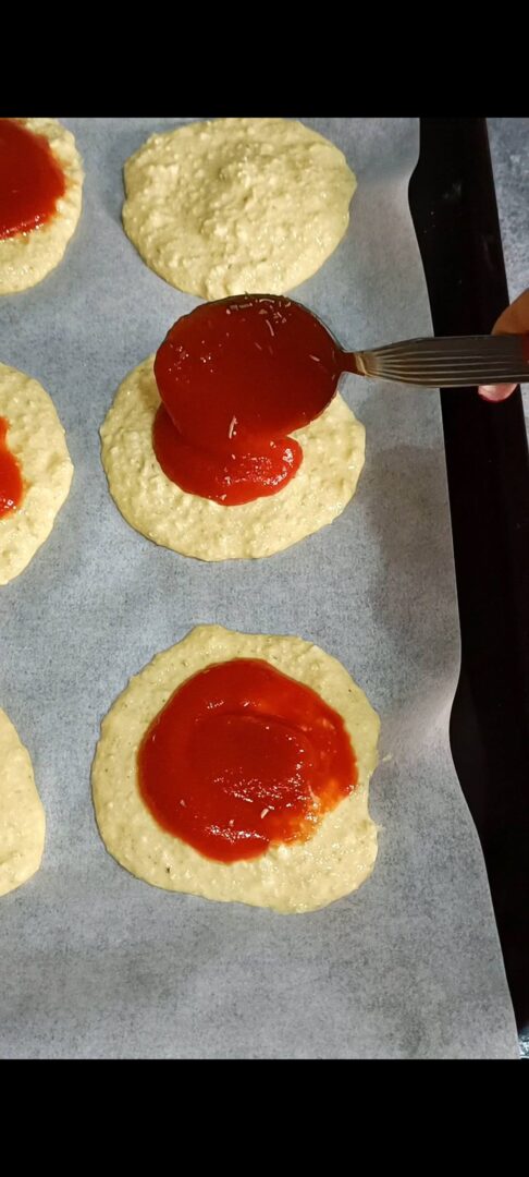Le condiamo con pomodoro, olive e mozzarella