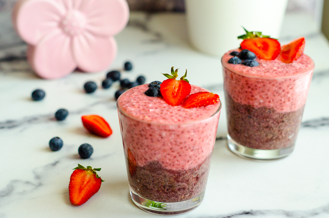 Budino di semi di chia bicolore con fragole e mirtilli (Chia pudding)