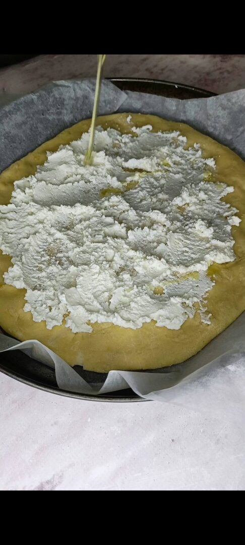 Spalmiamo la ricotta sulla base di pizza