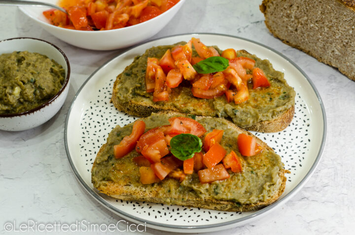 Bruschette con crema di melanzane e pomodori