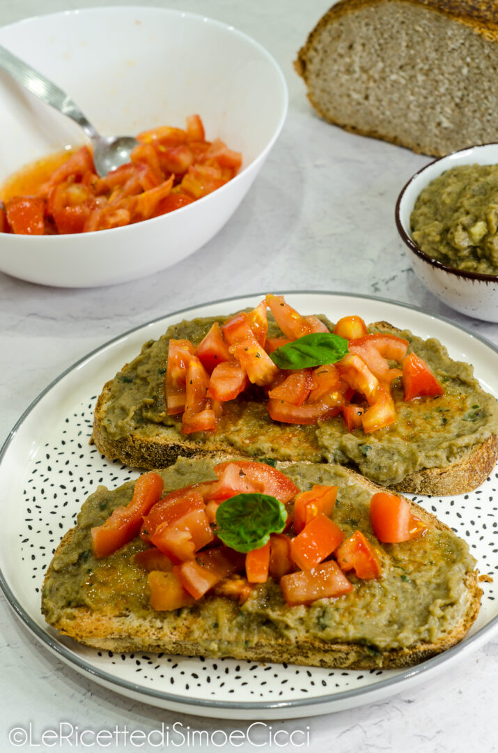 Bruschette con crema di melanzane e pomodori