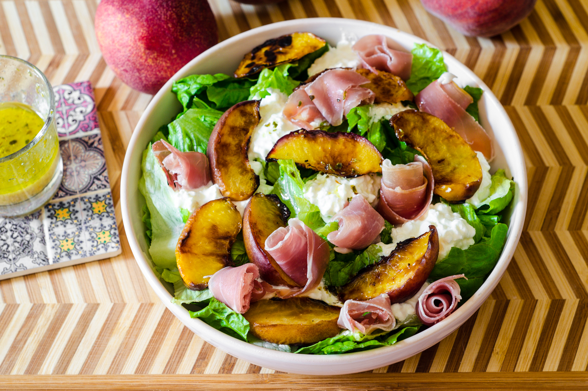 Insalata estiva con pesche grigliate e prosciutto