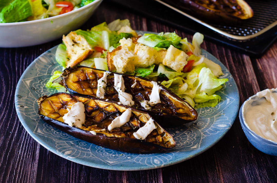 Melanzane glassate al miso in friggitrice ad aria con insalata e salsa tahina