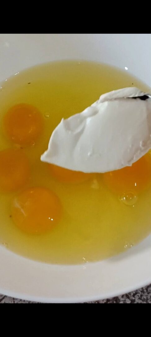 Sbattiamo le uova con la ricotta e il parmigiano