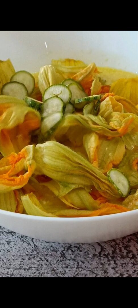 Aggiungiamo i fiori di zucca e le zucchine