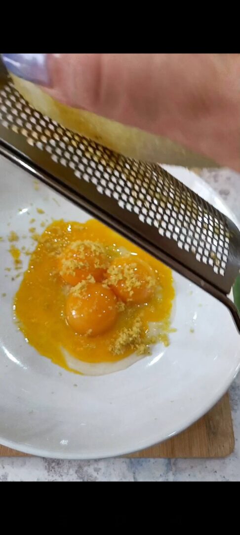 Realizziamo una crema di tuorli, formaggio e limone