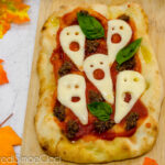 Pinsa di Halloween con fantasmini di formaggio