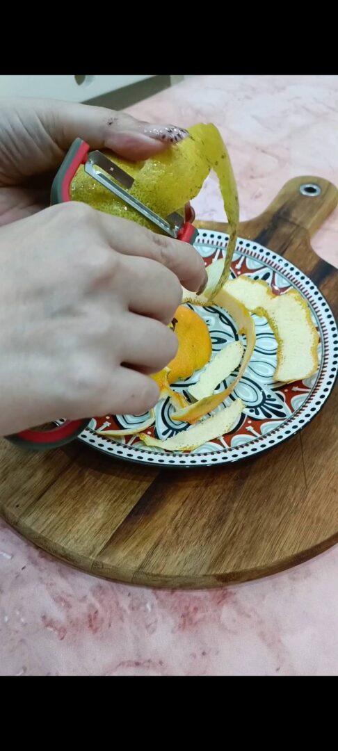 Preleviamo la scorza di limone e arancia