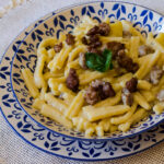 Pasta con crema di patate e salsiccia