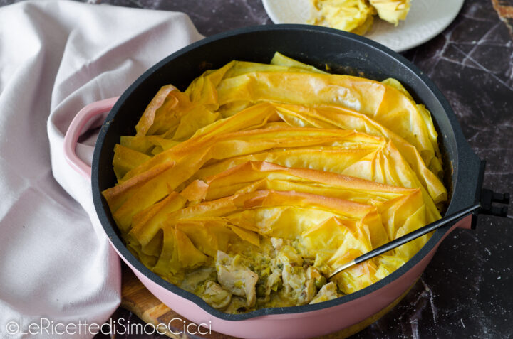 Torta salata con pasta fillo, pollo e porri
