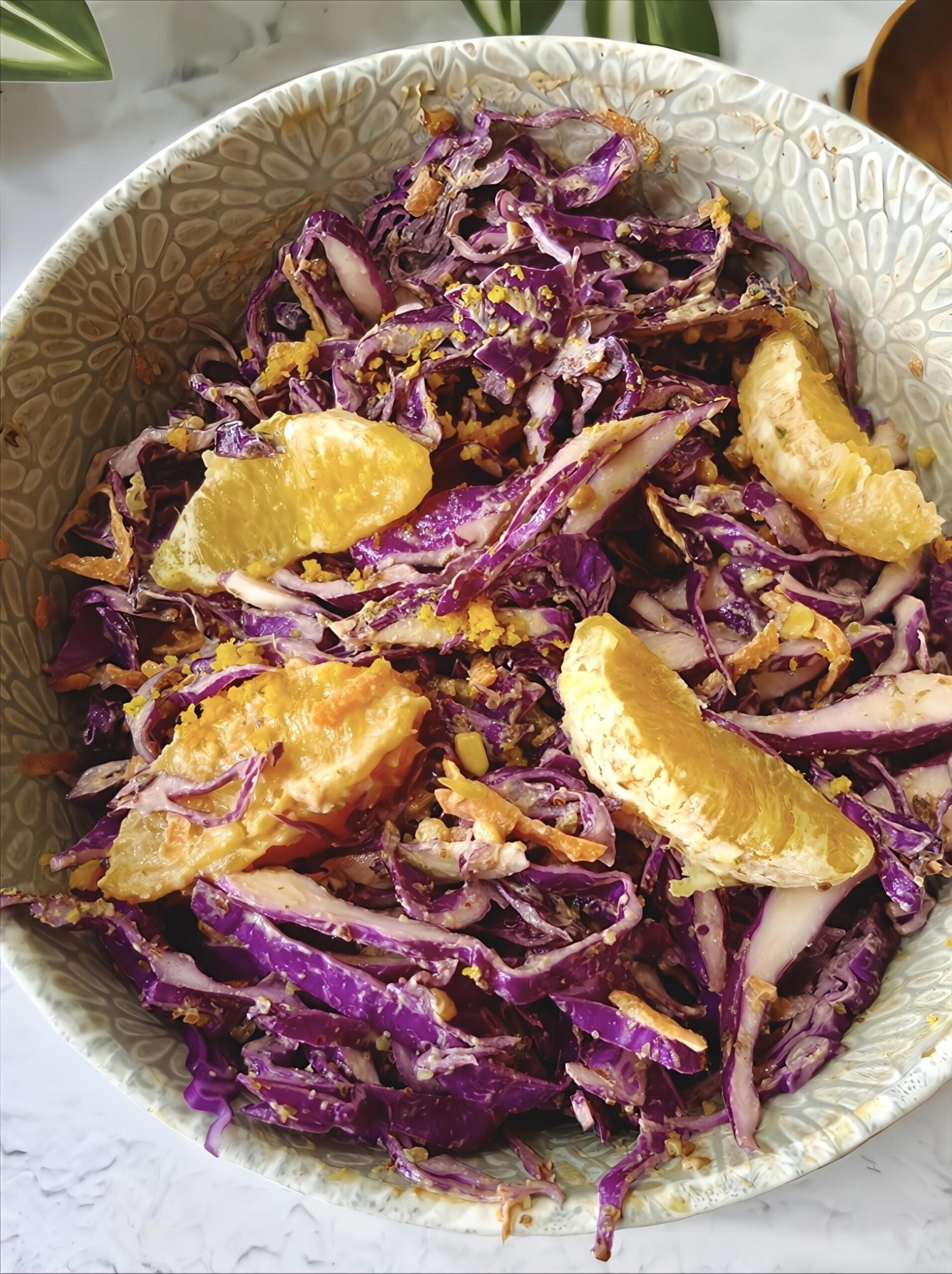Insalata di cavolo rosso o viola con condimento di arachidi thailandese (coleslaw thai)