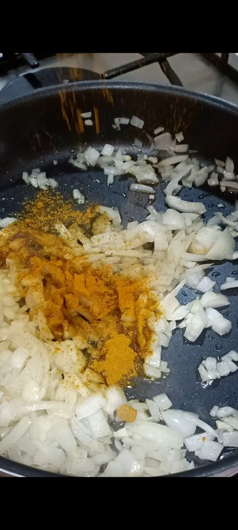 Soffriggiamo aglio, cipolla tritata e spezie