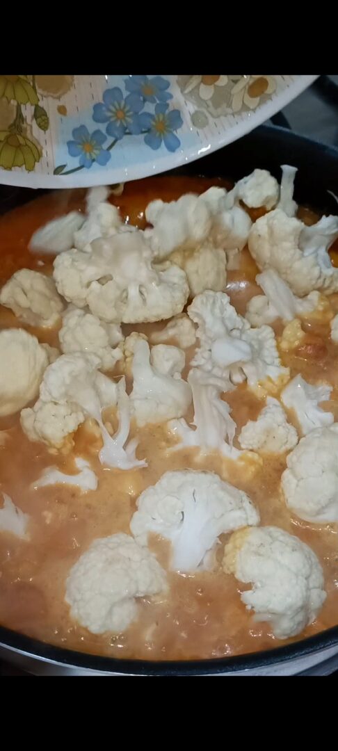 Aggiungiamo pomodoro, latte ci cocco, brodo vegetale e cavolfiore