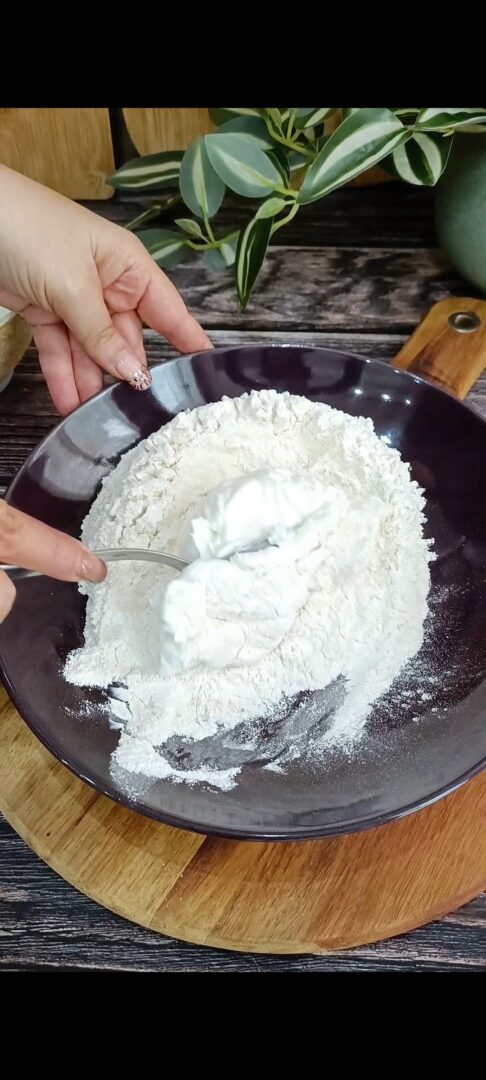 Mescoliamo farina, lievito e yogurt