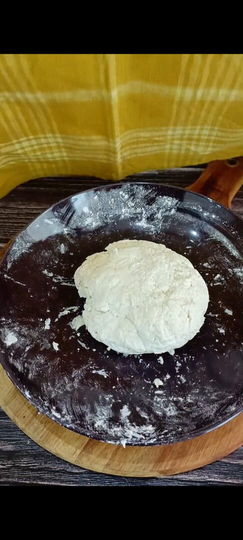 Con l'impasto formiamo una palla