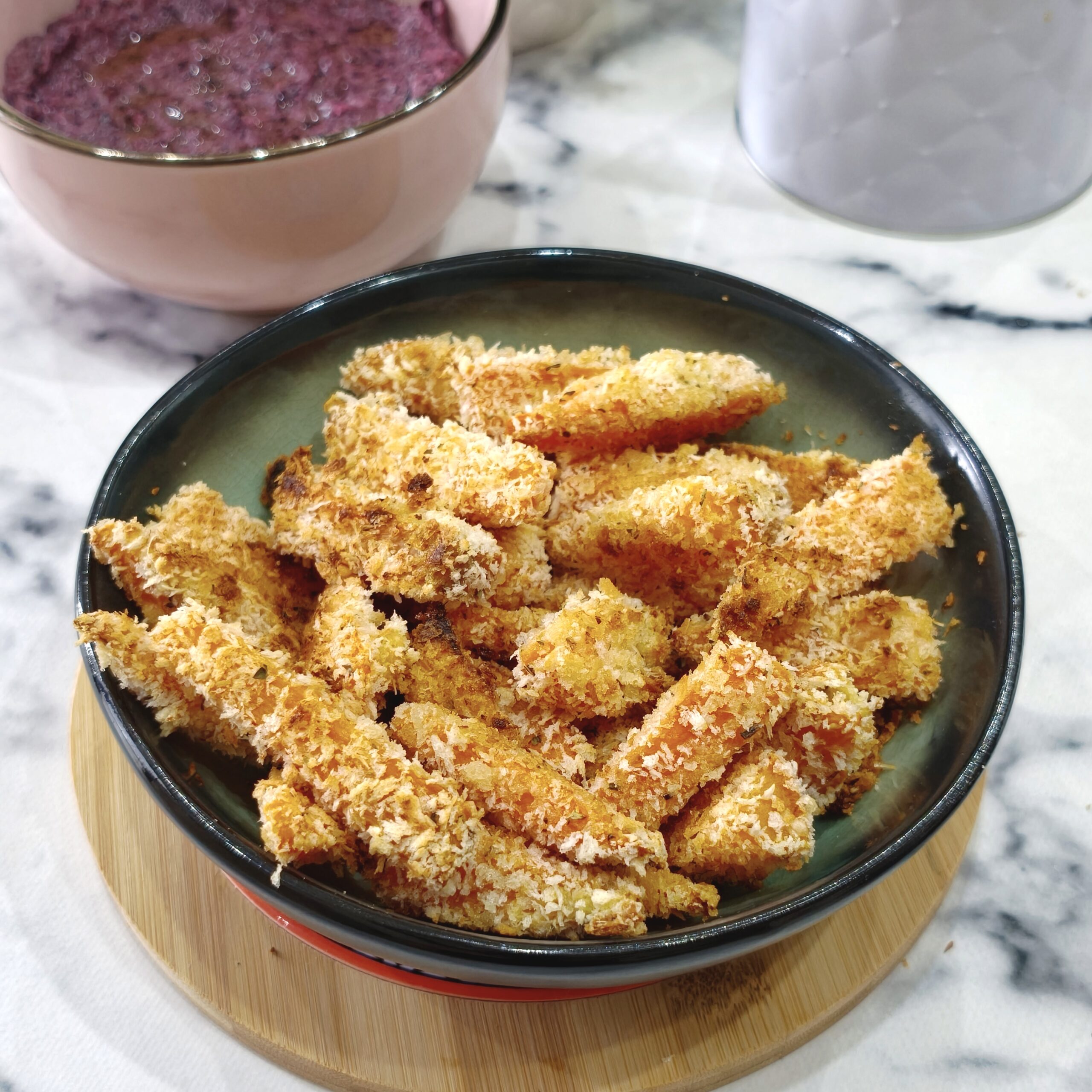 Bastoncini di patate dolci croccanti al forno con mousse di radicchio