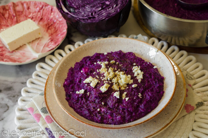 Risoni con crema di cavolo viola e feta in una sola pentola