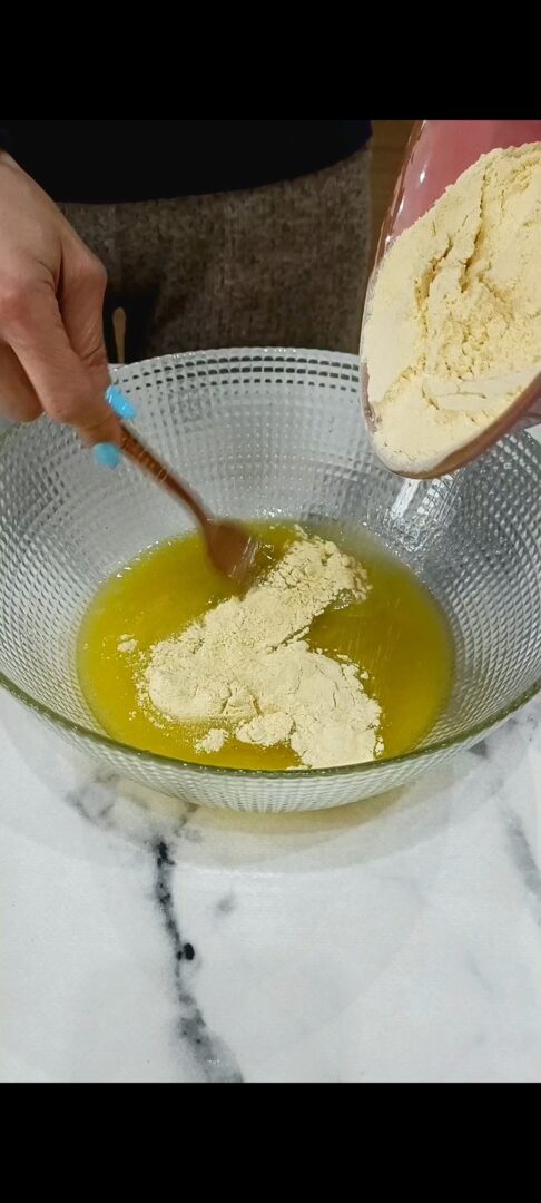 Mescoliamo gli ingredienti in ciotola