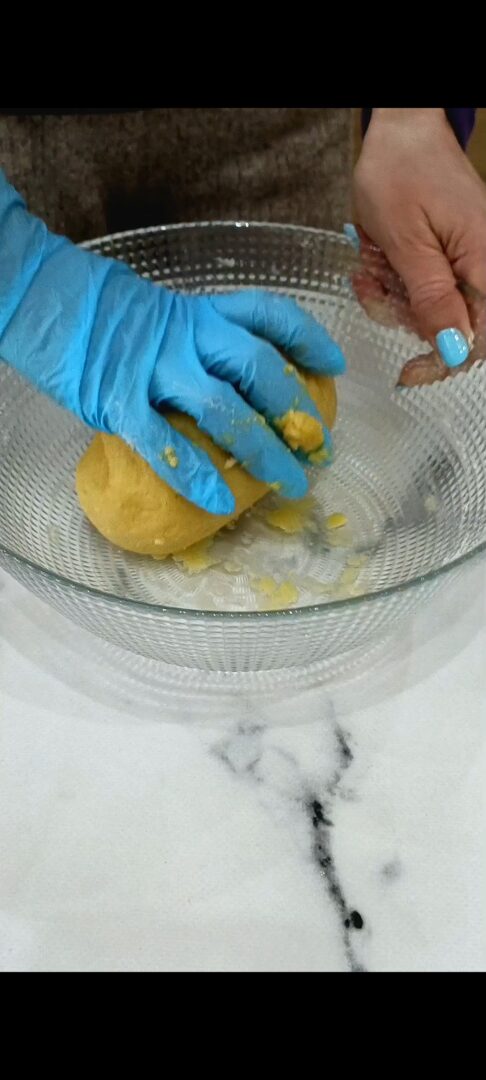 Impastiamo con le mani