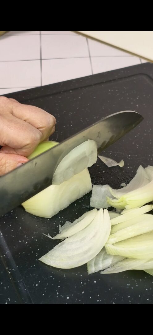 Tagliamo le cipolle a fette