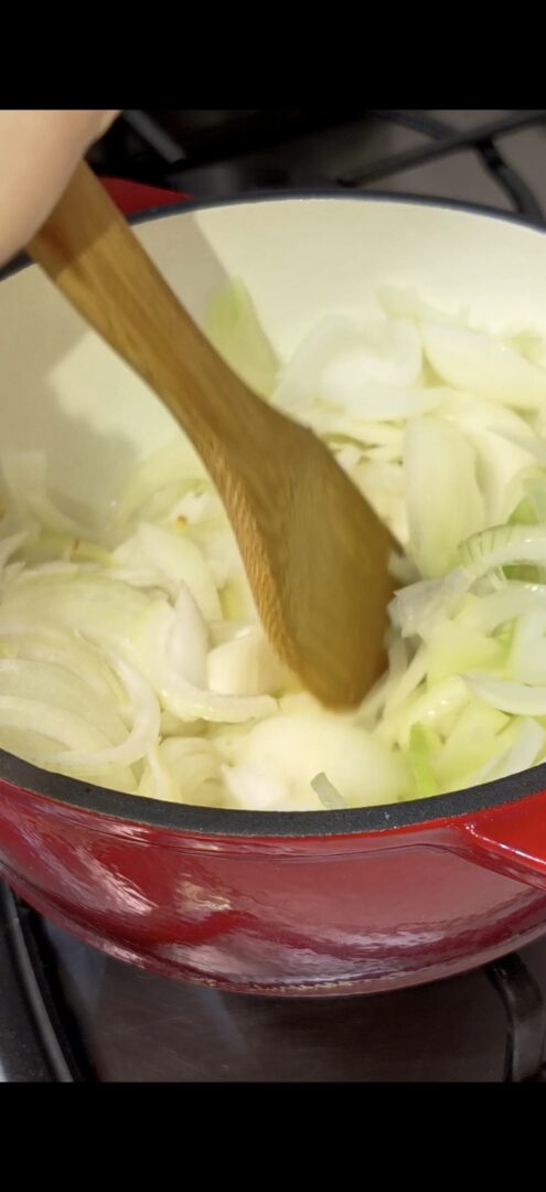 Facciamo caramellare le cipolle con il burro