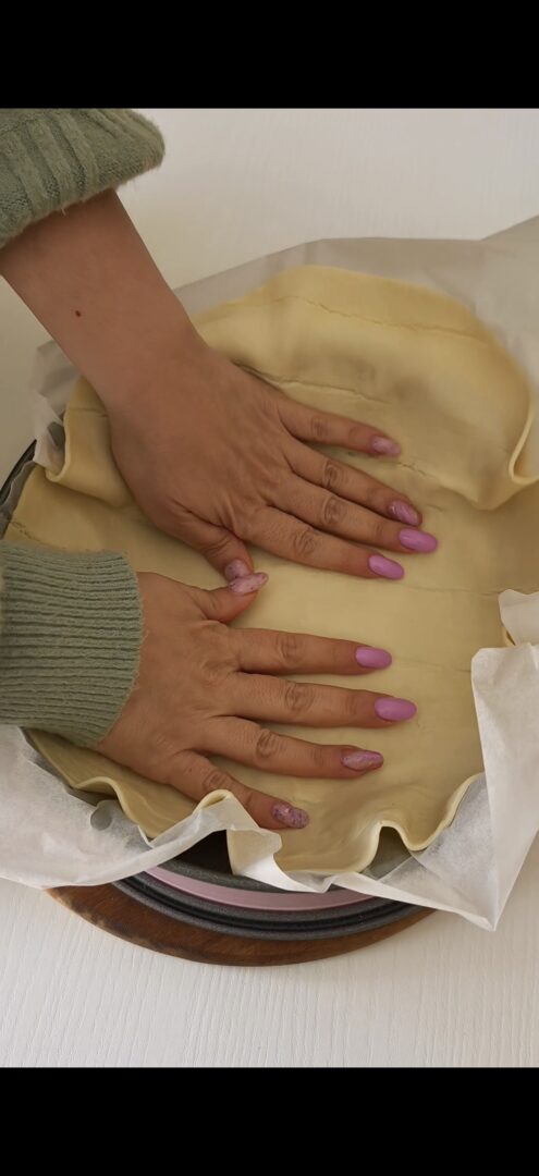 Stendiamo la pasta sfoglia in una teglia a cerniera