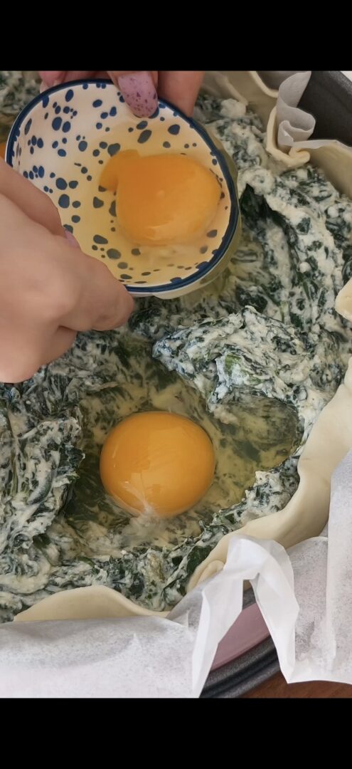 Versiamo il ripieno e le uova nei 4 incavi