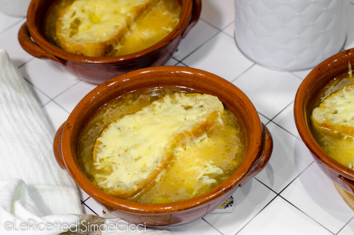 Zuppa di cipolle francese gratinata: ricetta facile e super saporita