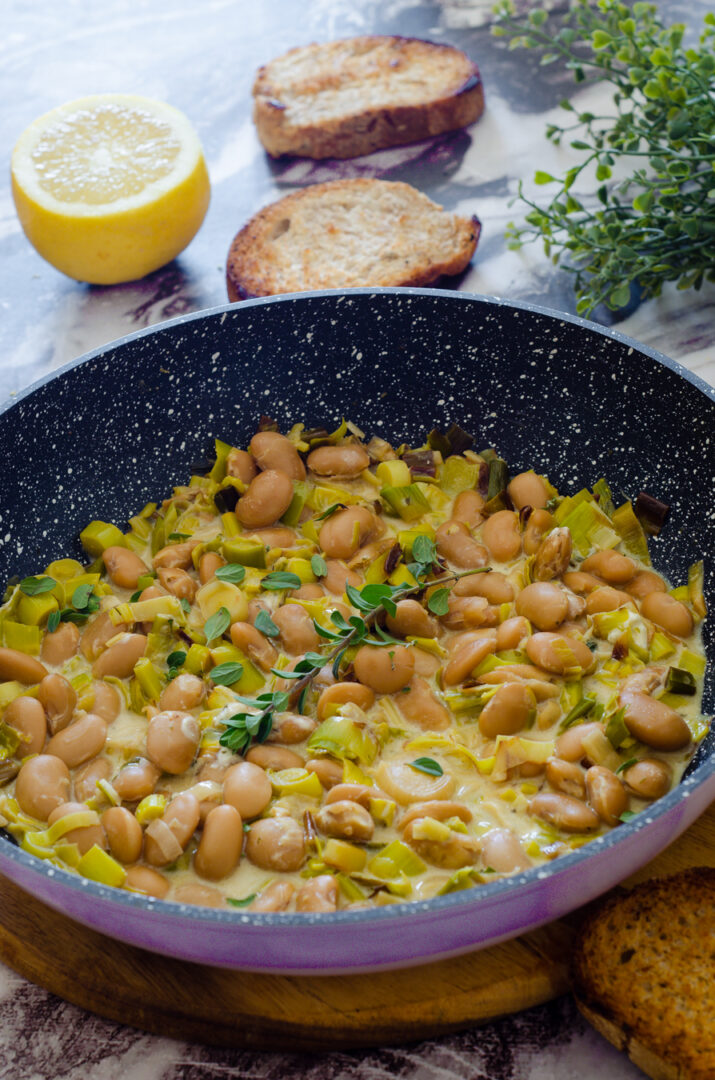 Fagioli cremosi con porri e limone: ricetta facile, economica e pronta in 20 minuti