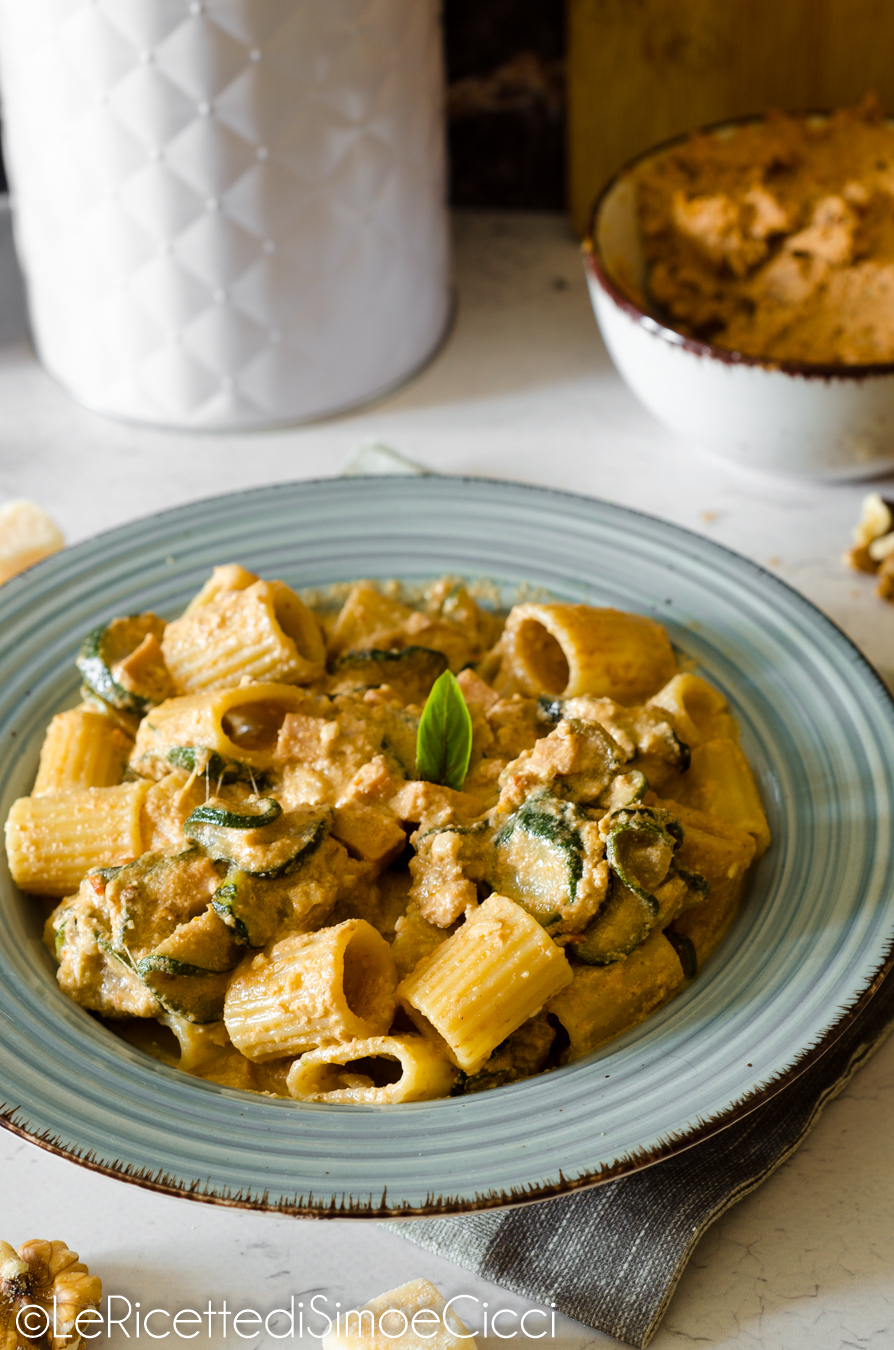 Pasta con pesto di noci, zucchine e prosciutto: primo piatto cremoso e veloce