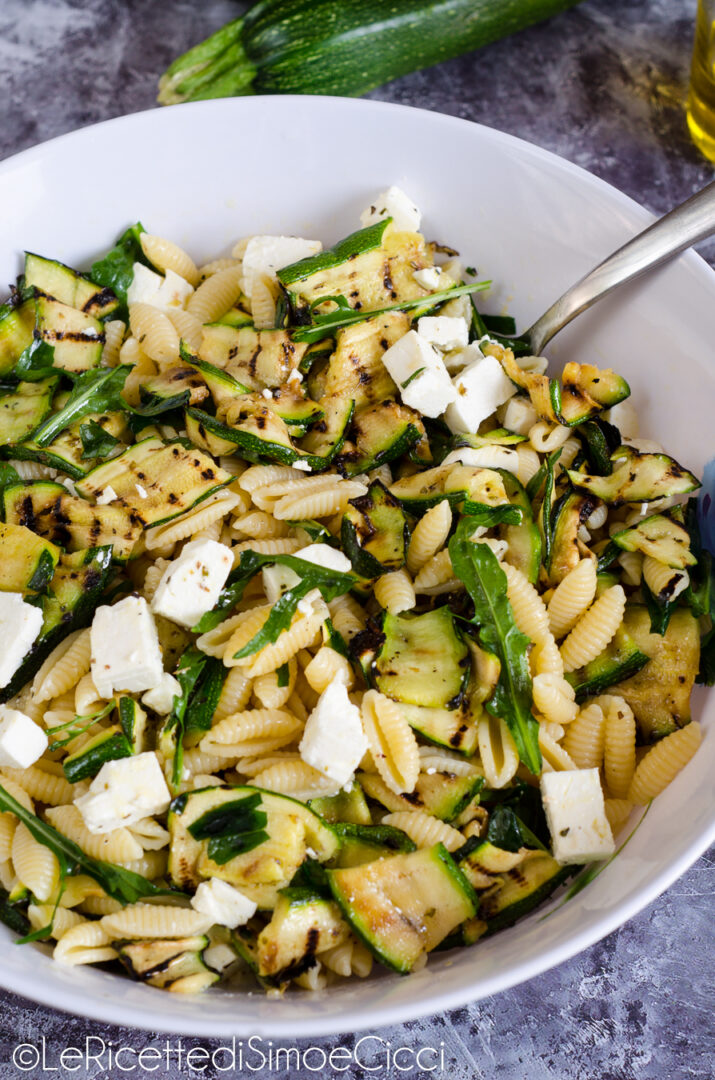 Pasta fredda con zucchine grigliate, feta e rucola
