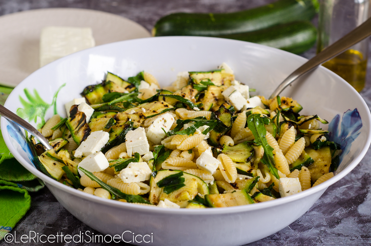Pasta fredda con zucchine grigliate, feta e rucola