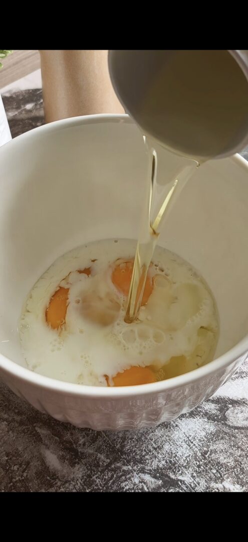 Mescoliamo uova, latte, olio, parmigiano