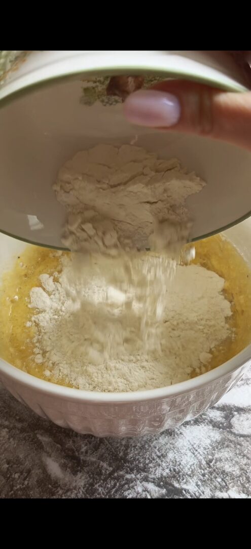 Aggiungiamo farina e lievito