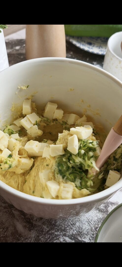 Aggiungiamo zucchine e formaggio a cubetti