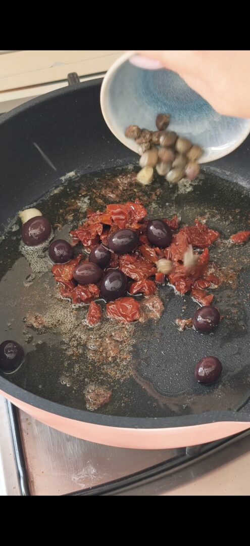 Olio, burro, olive nere, capperi, acciughe