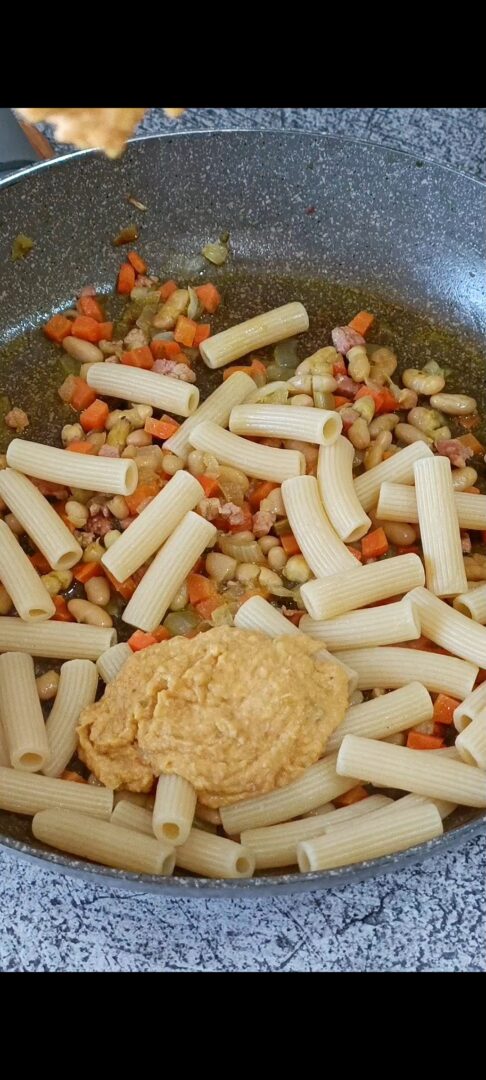 Pasta con crema di fagioli e pancetta: ricetta cremosa e veloce - Le ...