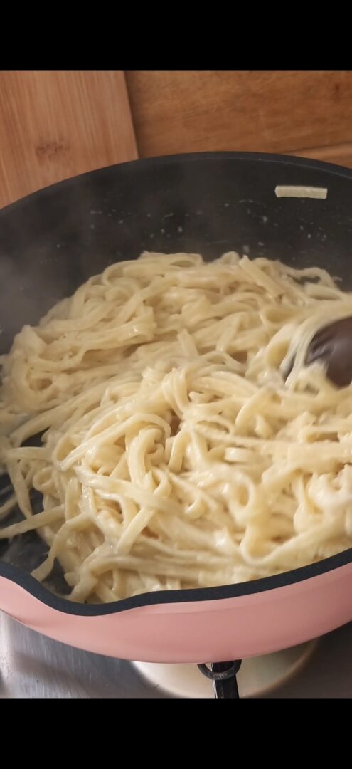 Scoliamo la pasta nella padella con il burro