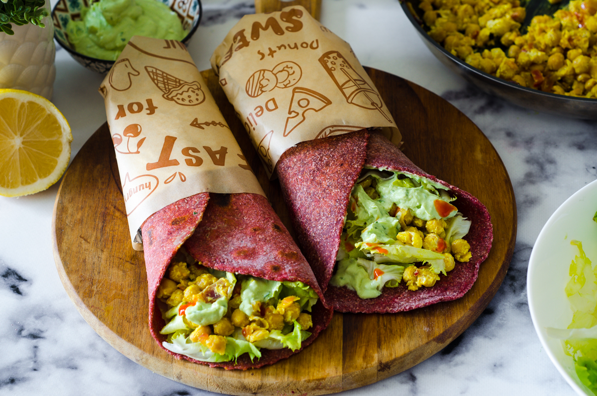 Wrap Rosa con Ceci Speziati e Salsa Yogurt Avocado: il pranzo sano, colorato e facilissimo da provare
