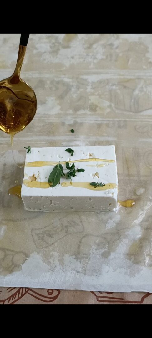 Posizioniamo la feta al centro della pasta fillo