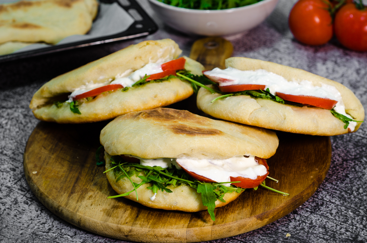 Pizza Sandwich con pesto, pomodori, rucola e stracciatella