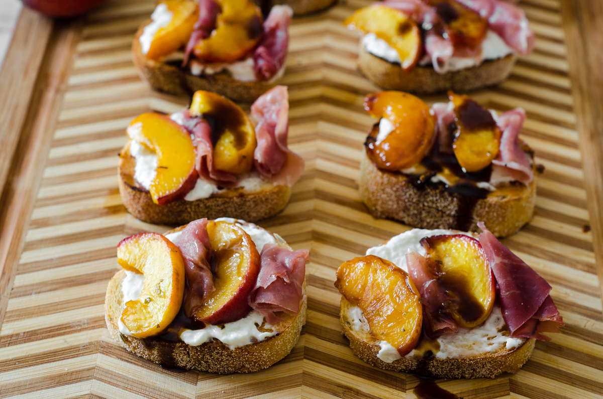 Bruschette con pesche, stracciatella e prosciutto