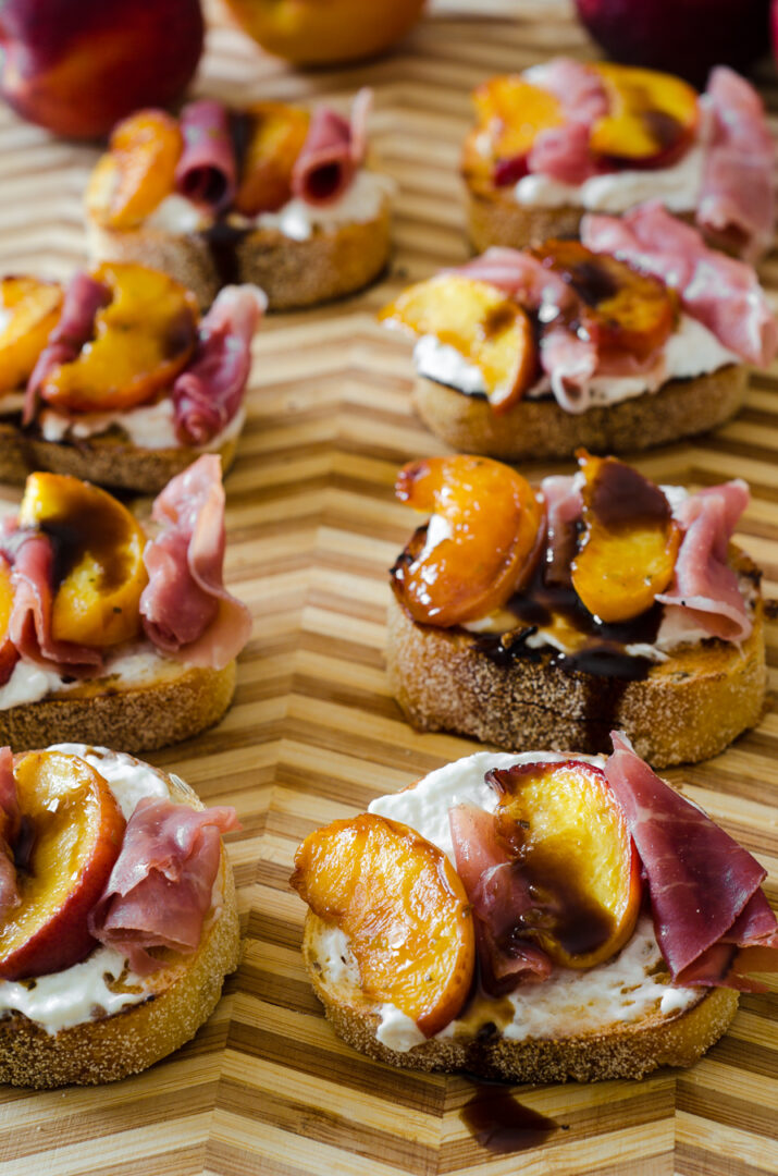 Bruschette con pesche, stracciatella e prosciutto