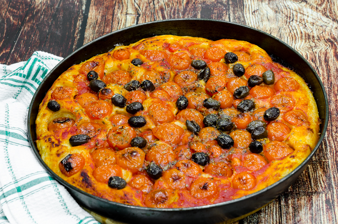 Focaccia barese con patate, pomodorini e olive nere
