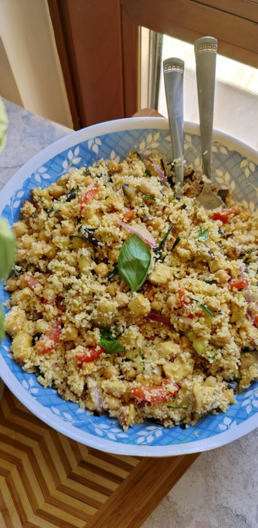 Insalata di cous cous con pollo e verdure grigliate
