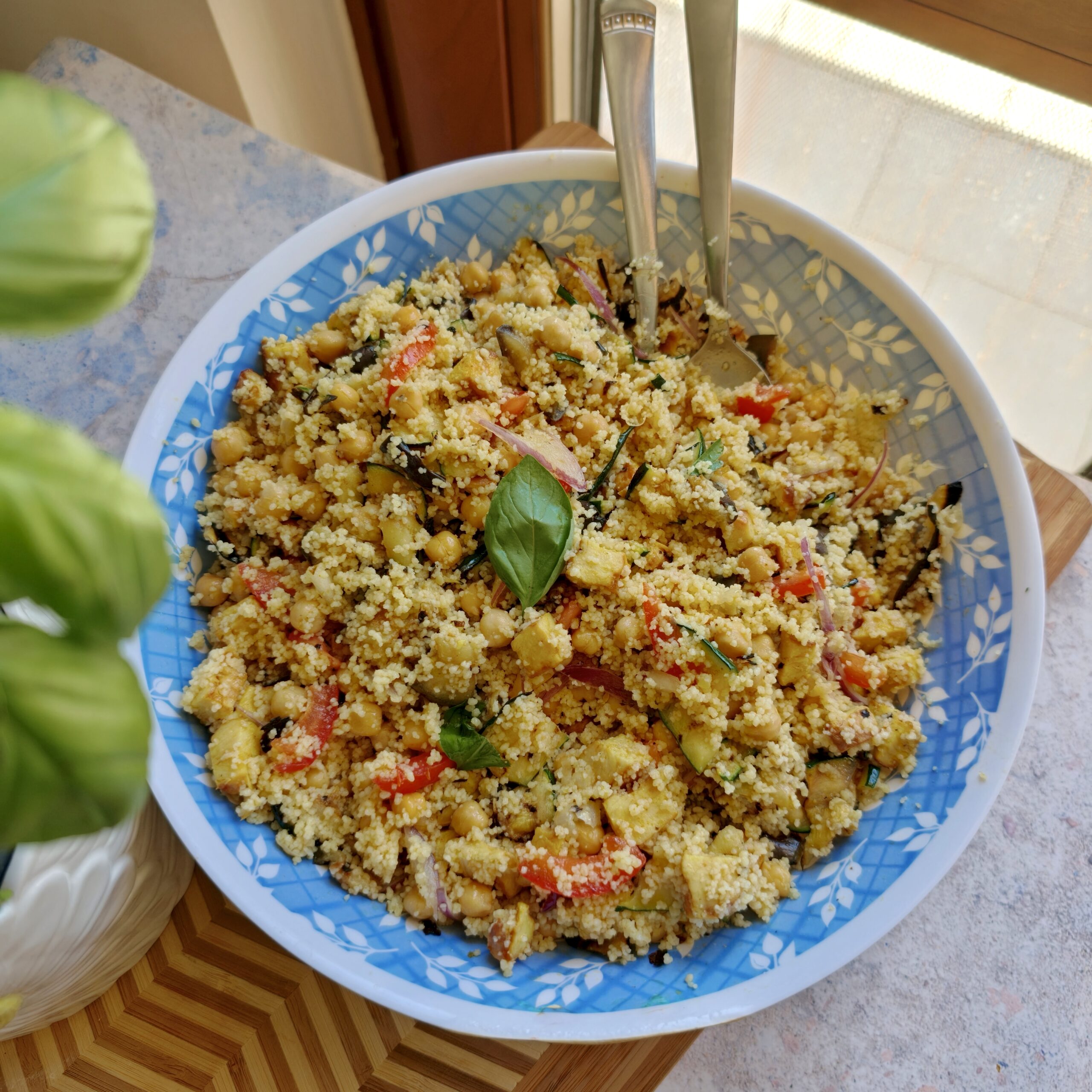 Insalata di cous cous con pollo e verdure grigliate